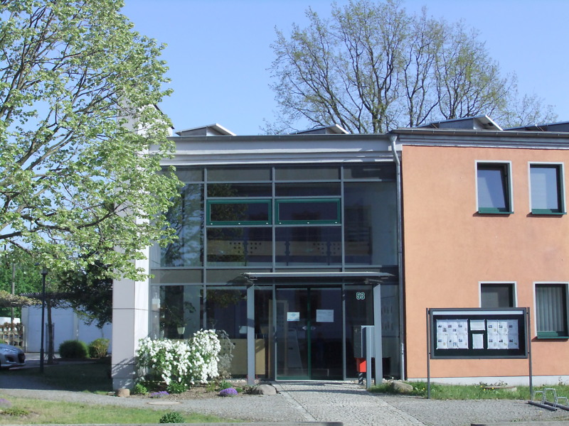 Ansicht Haupteingang Bürogebäude im Frühling