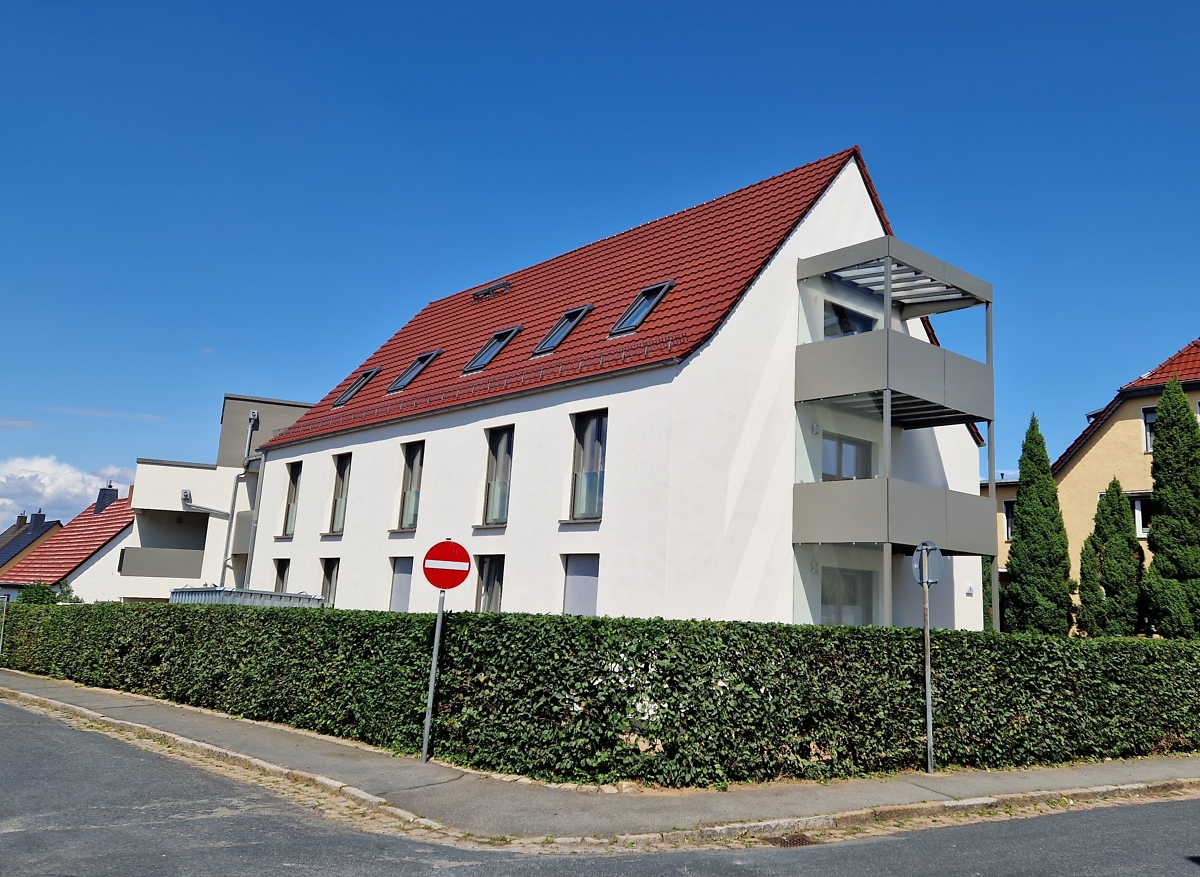 saniertes Mehrfamilienhaus mit Balkonen im gr&uuml;nen Grundst&uuml;ck